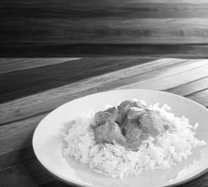 Chicken Curry (04) Pcs With White Rice (750 Ml)