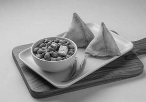 Samosa With Choley (2 Pcs)