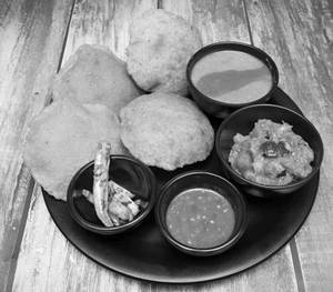 Kachori [6 Pieces] with 4 Poori and Mixed Sabji