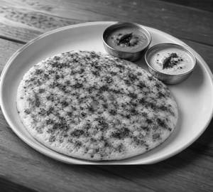 Onion uttapam with chutney