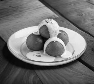 Hot Gulab Jamun With Rabri  [4Pc]