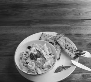 Alfredo Prawn Pasta With Garlic Bread