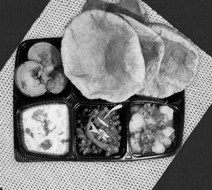 Kala chana pindi with poori (4pec)