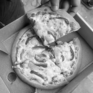 Cheese And Capsicum Pizza