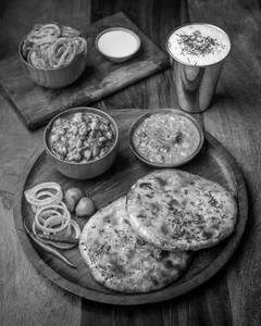 Amritsari Kulcha With Chana