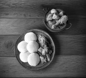 4 idlis with chicken curry