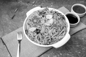 Hakka Noodles (650ml)