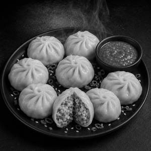 Juicy chicken momos