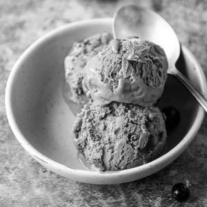 Black currant ice cream