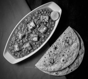 Mattar Paneer + Tawa Roti (2 pieces)