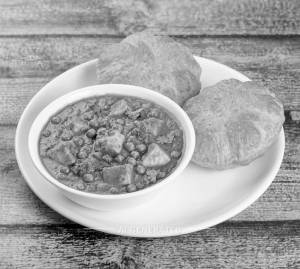 Matar Paneer + Poori (2 pieces)