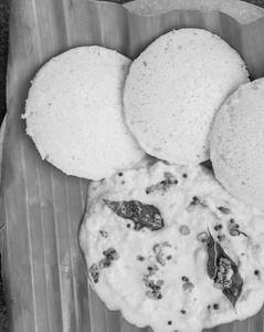 Freshly Steamed Idlis [3 Pieces]