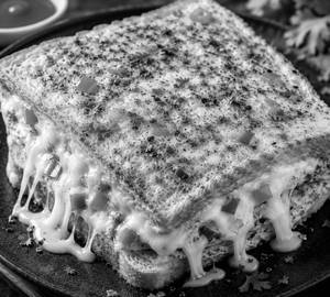 Melting cheese bread omelette