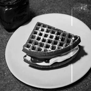 Nutella Sandwich  waffle [Red velvet base]