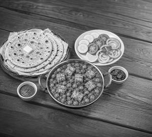 Chola Paneer With 4 Butter Roti