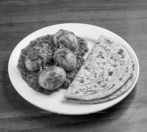 Desi Egg Curry + Plain Paratha (2 pieces)