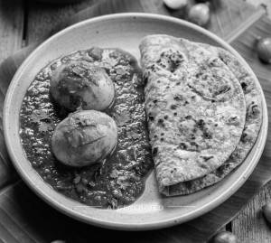 Egg Curry [2 Eggs] + Tawa Roti (2 pieces)