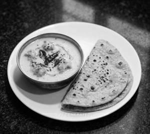 Kadhi Pakora + Tawa Roti Simple (2 pieces)