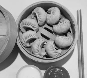Veg steamed cheese momos [8 pieces]