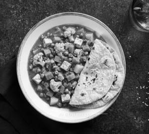Mixed Veg. Curry + Pulka (2 pieces)
