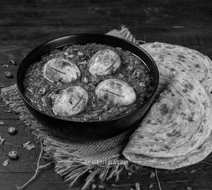 Anda/Egg Curry + Plain Paratha (2 Pieces)