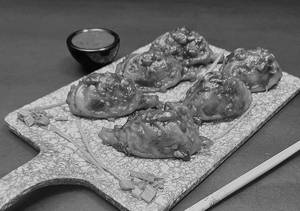 Veg Schezwan Tossed Momos [6 Pcs]