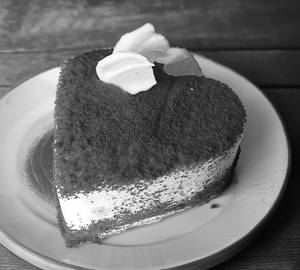 Red valvet heart shaped cake [500 gm ]