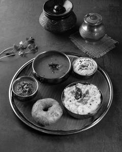 Pongal Vada Served With Sambhar And Chuttnies