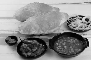 Chole Bhature (2 Bhature)