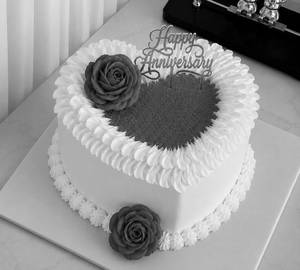 Heart Shape Strawberry And Vanilla Cake (1000 grams)