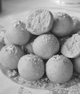 Plain Besan Laddu Deshi Ghee(per Kg)