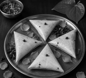 Banarasi Supari Sweet Paan (Contains Supari, Lime Paste) [4 Pcs]