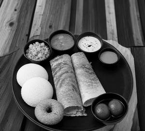 Aloo Masala Dosa + 2 Idli + 1 Medu Vada + 2 Gulab Jamun