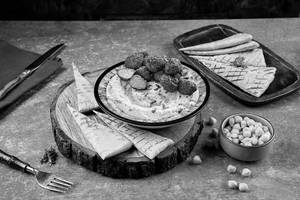 Hummus With Falafel