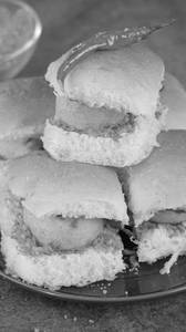 Vada Pav (2 pcs) with Gulab Jamun(1 pcs)
