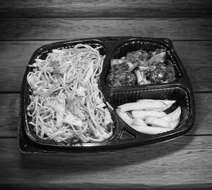 Egg chicken noodles and Boneless chilli Chicken (4 Pieces)