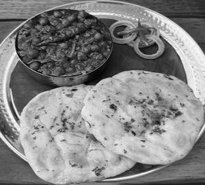 Chole Kulche { 2Pcs }