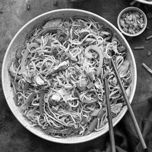 Chicken schezwan noodles