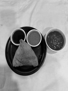 Samosa With Choley (1 Piece)