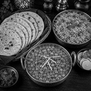 Green Peas Masala With 6 Roti With Masala Bhat