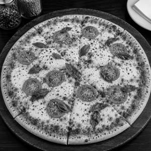 Queen margherita pizza [medium]