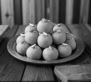 Desi Ghee Besan Laddu