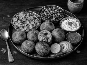 Sattu Litti Fried [4 Pieces] tomato tikhi chatni 