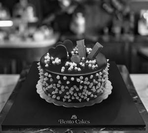 Mini Kitkat Chocolate Eggless Cake 250gm