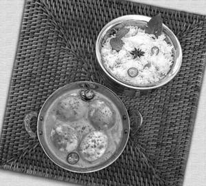 Steam Rice With Egg Curry(1 pcs)