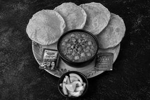 Chole [250 Ml] With 4 Poori