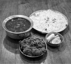 Tambda Rassa With Chicken Sukka And Rice