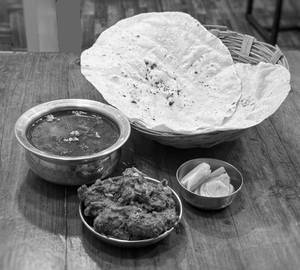 Tambda Rassa With Chicken Sukka