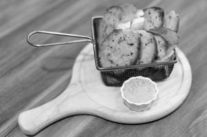 Garlic Bread With Cheese Dip
