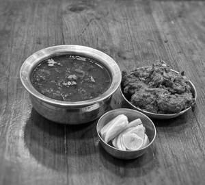 Tambda Rassa With Chicken Dry [Serves 1]